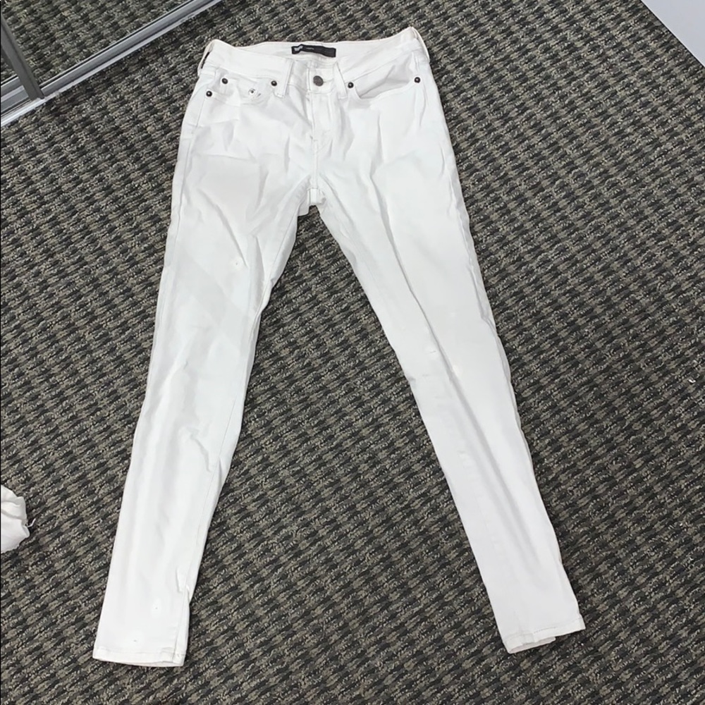 White Levi’s skinny jeans